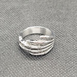 Skeleton hand ring